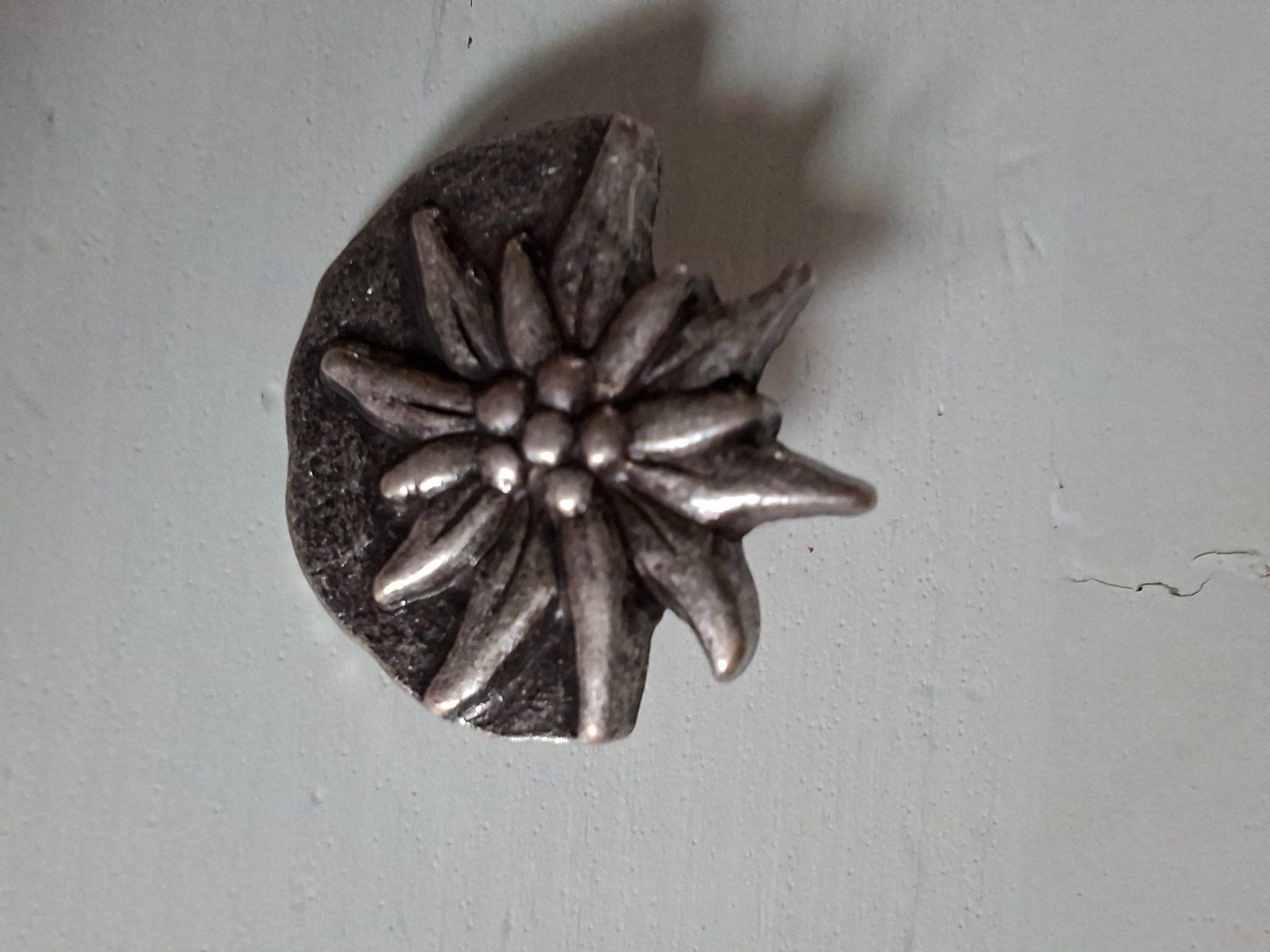 Bottoni: Edelweiss Knopf aus Metall – Usato da Grabs venduto da Windancer