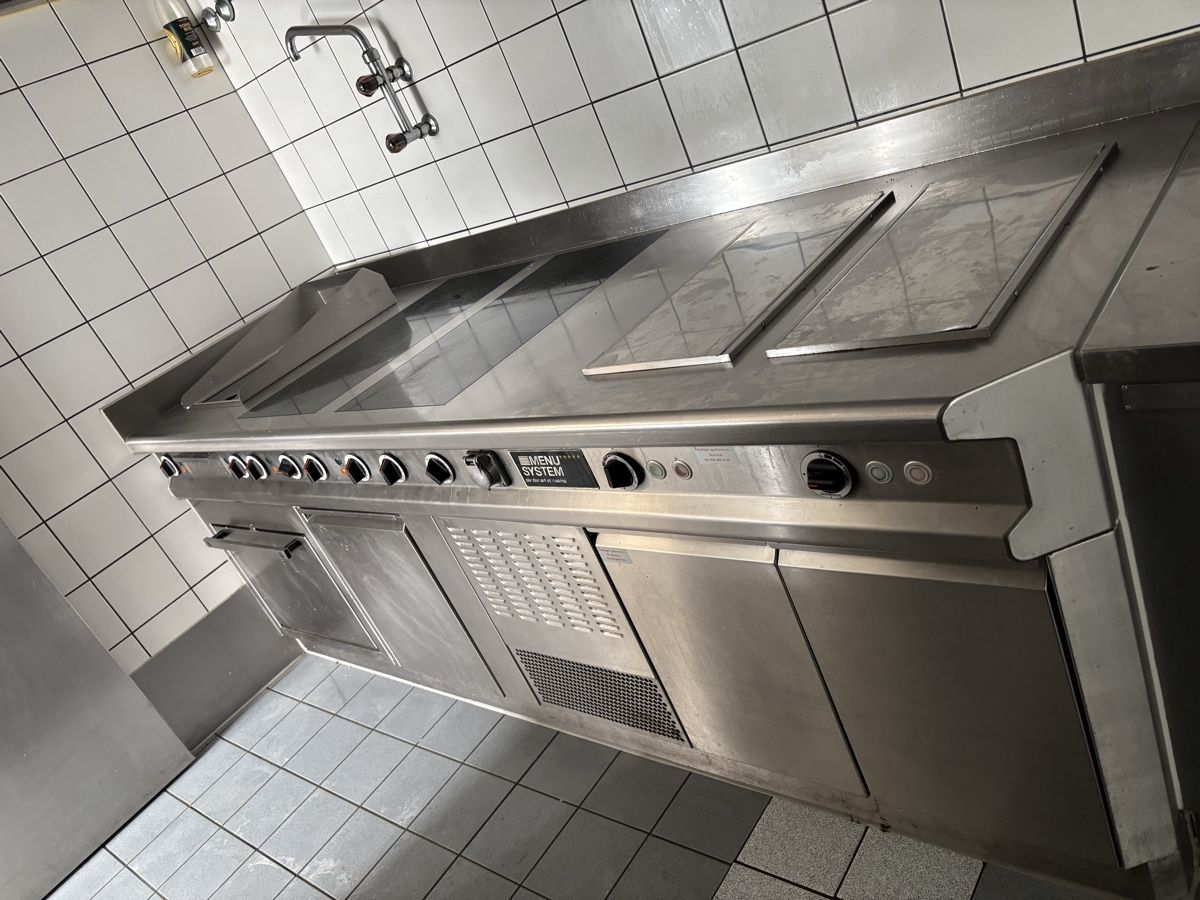 Komplettküchen: 4 Induktionsplatten, Grill und Doppelfriteuse Menü System – Gebraucht aus Dietikon von dia_y8y5 3