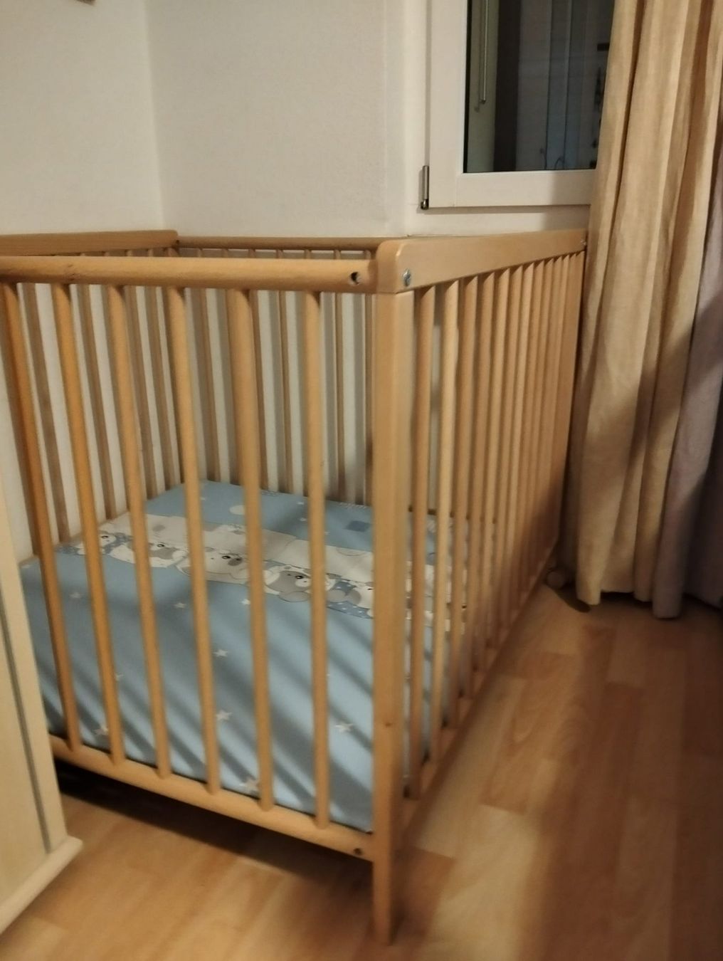 Betten: Holzbettli/Kinderbett, – Gebraucht aus Lyss von yan_zq9y