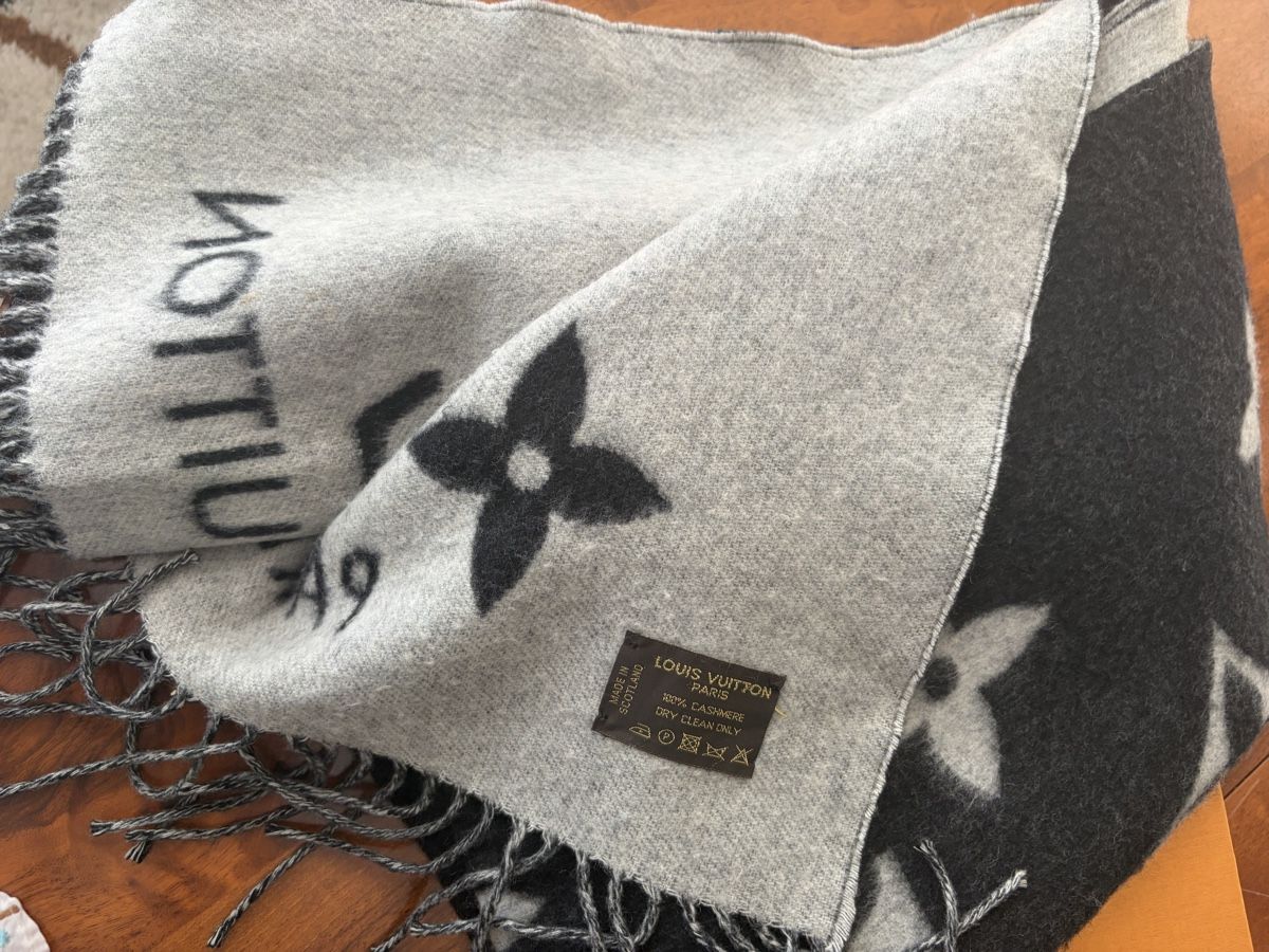 Louis Vuitton Foulards & écharpes: Louis Vuitton écharpe cachemire  – D'occasion à Le Mont-sur-Lausanne par CT70 1