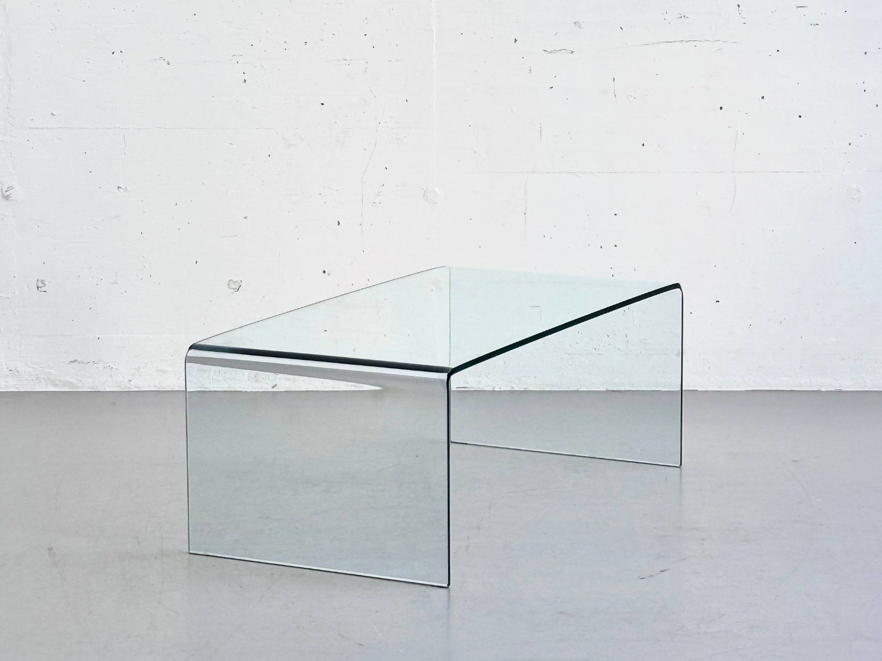 Tische: Minimalistischer Couchtisch aus gebogenem Glas – Gebraucht aus Zürich von LeMoege 1