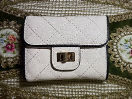 Petit portefeuille matelassé blanc et noir