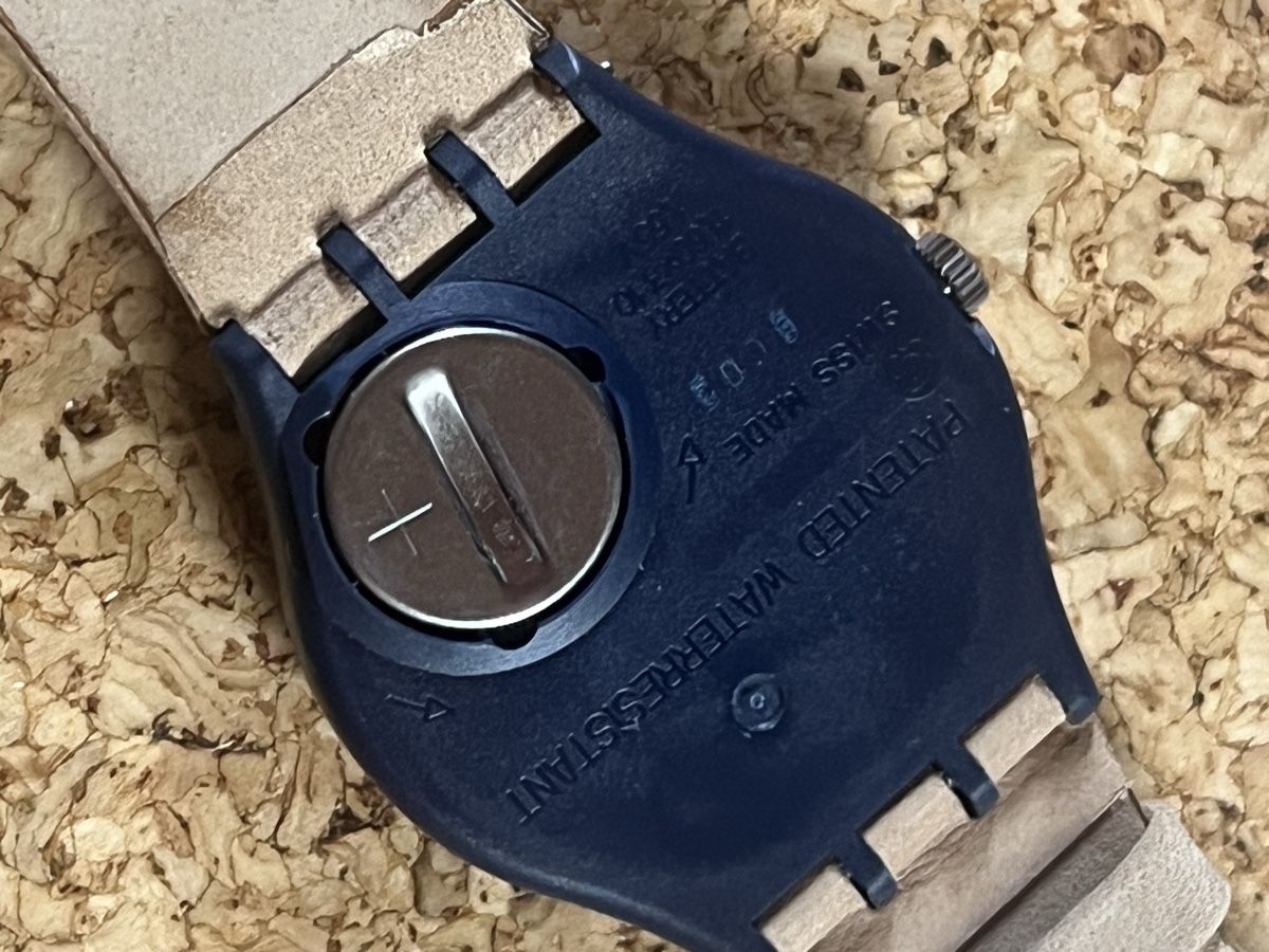 Swatch Montres: Damen Uhr Swatch Hellblau-gesticktes Armband – D'occasion à Basel par bellespirit 2