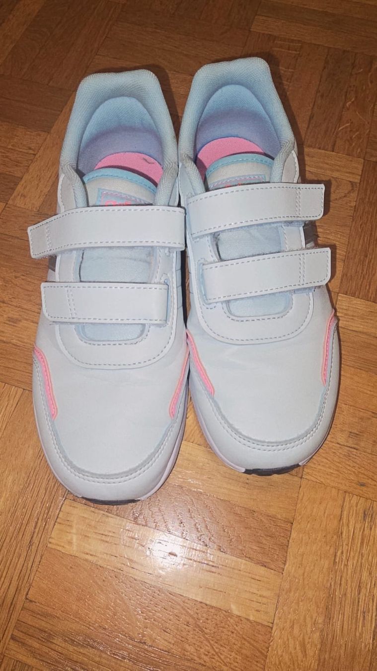 Adidas Schuhe für Mädchen: neue Adidas Hallenturnschuhe Gr 35 – Neu (gemäss Beschreibung) aus Emmen von whytekc