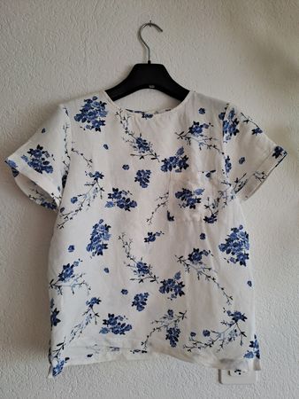 Tolles T-Shirt für den Sommer mit blauem Blumenmuster