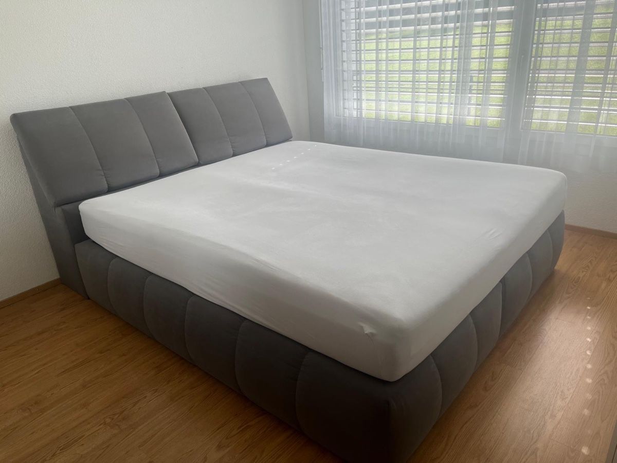 Betten: Boxspringbett 180x200 inkl. Matratze und Topper – Gebraucht aus Rotkreuz von NIL