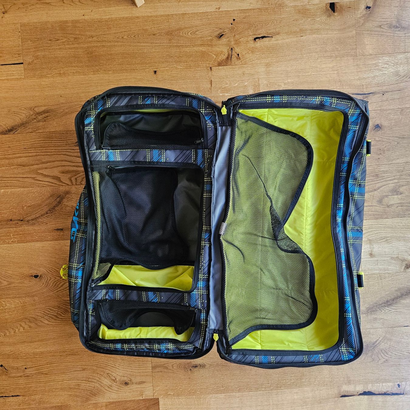 Dakine Valises de voyage: Rollkoffer Dakine – D'occasion à Rafz par Buchwerkstatt 1