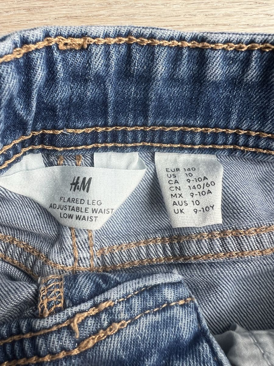 H&M Hosen: Blaue Schlagjeans, Gr. 140 – Neu (gemäss Beschreibung) aus Frick von bla_zt9f 1