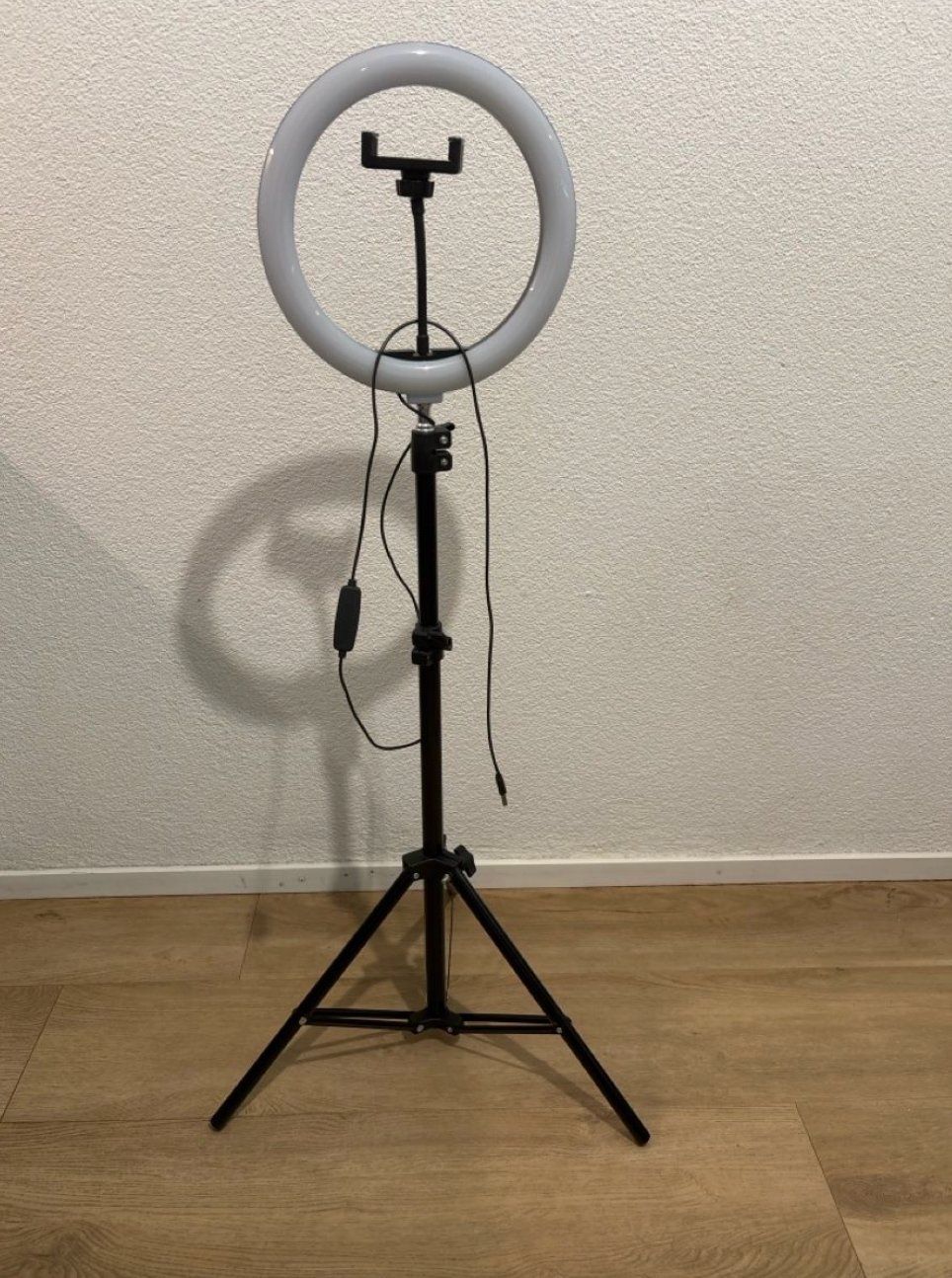 Lampade: LED Ringlicht Dimmbar 26cm mit Stativ & Handyhalter Youtube – Usato da Uitikon Waldegg venduto da giumarco