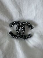 Broche métal gris perles femme