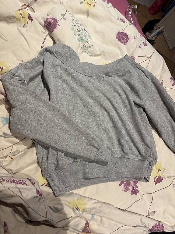Pulls & Sweat-shirts: Felpa grigia con collo smanicato  – D'occasion à Ticino par lucreziaadelbelloo