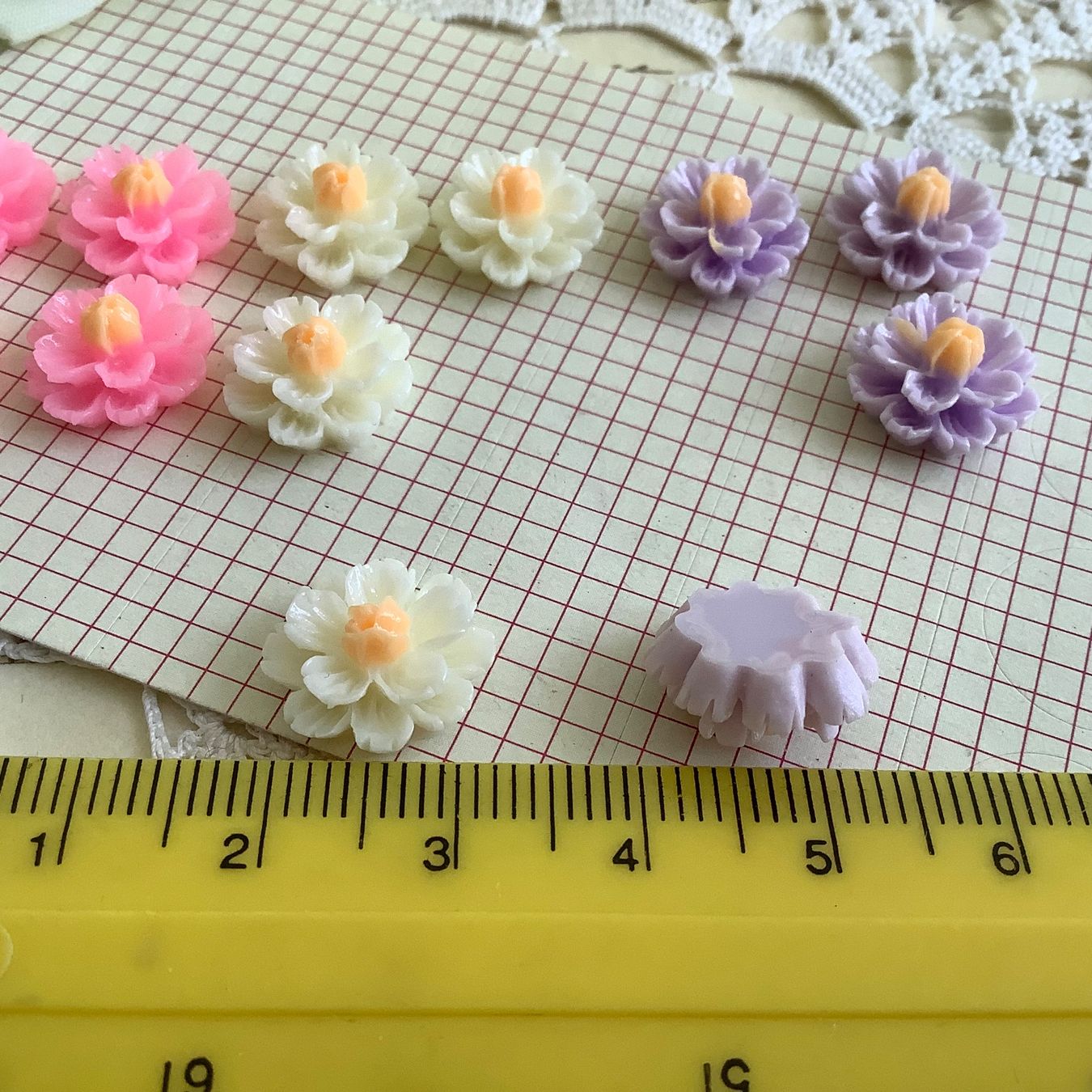 Tutte le decorazioni: 12 Appliques flatback résines fleurs Blumen Applikation – Nuovo (secondo la descrizione) da Meyrin venduto da laservette99 1