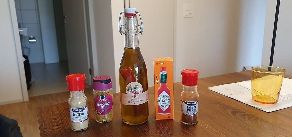 Cibi & Specialità: Gratis scharfe Produkte  – Usato da Zürich venduto da zuHause75