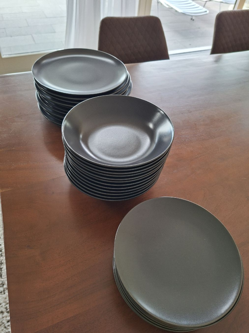 Ikea Services de table: Set dunkelgraue Ikea Teller – D'occasion à Meggen par mar_yzb2