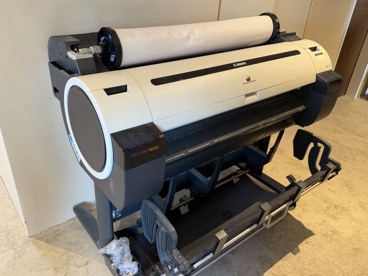 Canon Imprimantes: Grossformatdrucker Canon imagePROGRAF iPF770 gebraucht – D'occasion à Ins par Madhoc 1