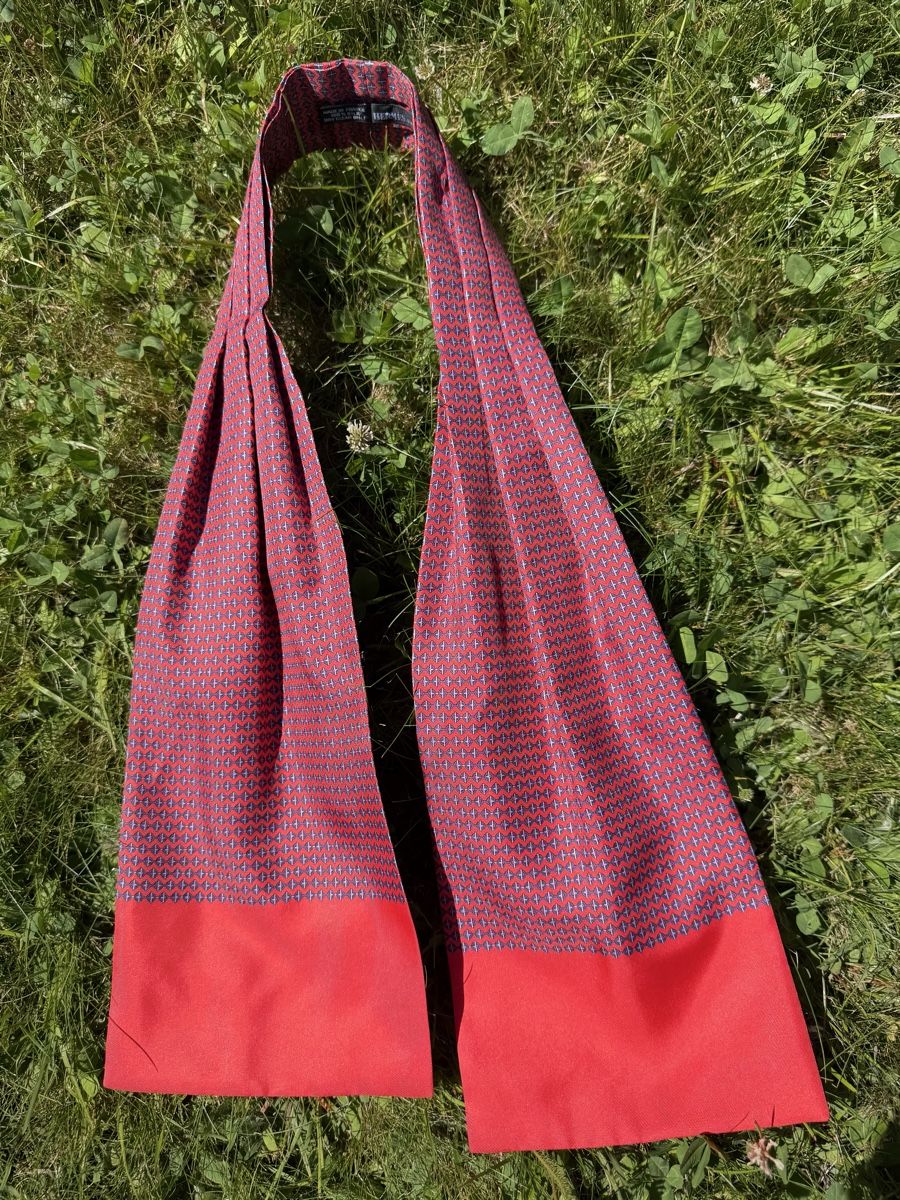 Hermès Foulard & Sciarpe: Foulard en soie d'HERMÈS – Usato da Cressier FR venduto da Kvito4ka 2
