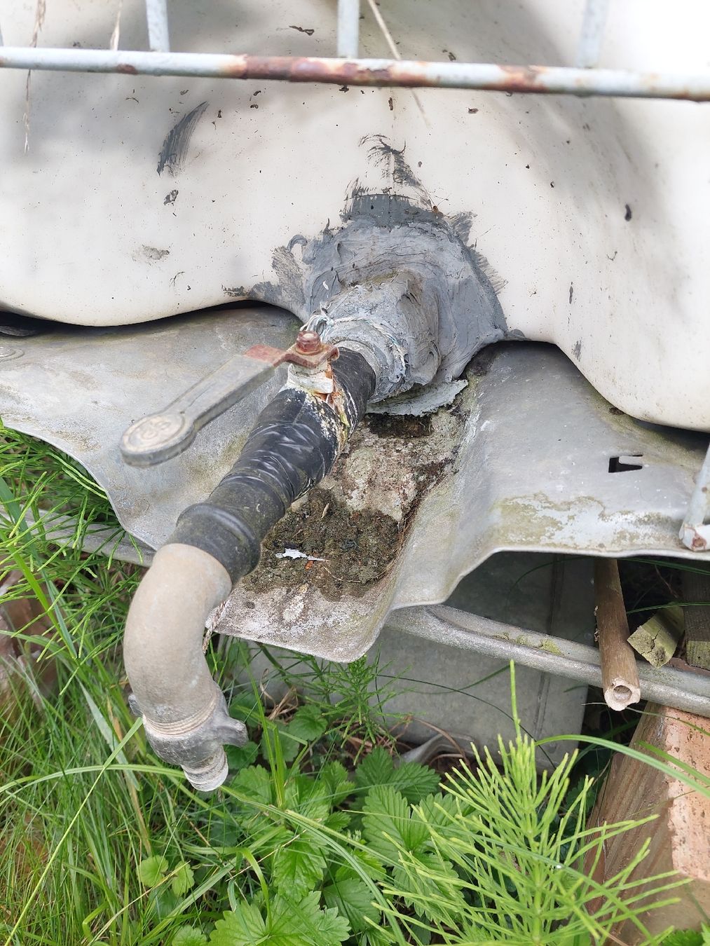 Abbeveratoi e trogoli: Regenwassertank 1000L mit Defekt – Usato da Seuzach venduto da Norcasto 6