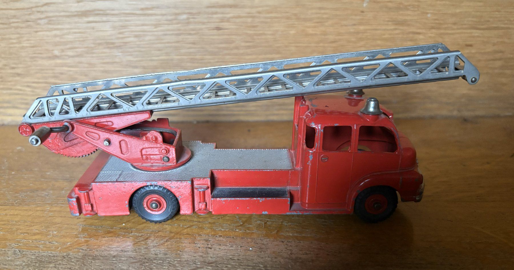 Dinky Toys Spielzeuge: Altes Dinky Toys Feuerwehrauto – Gebraucht aus Volketswil von zwitsch33 2