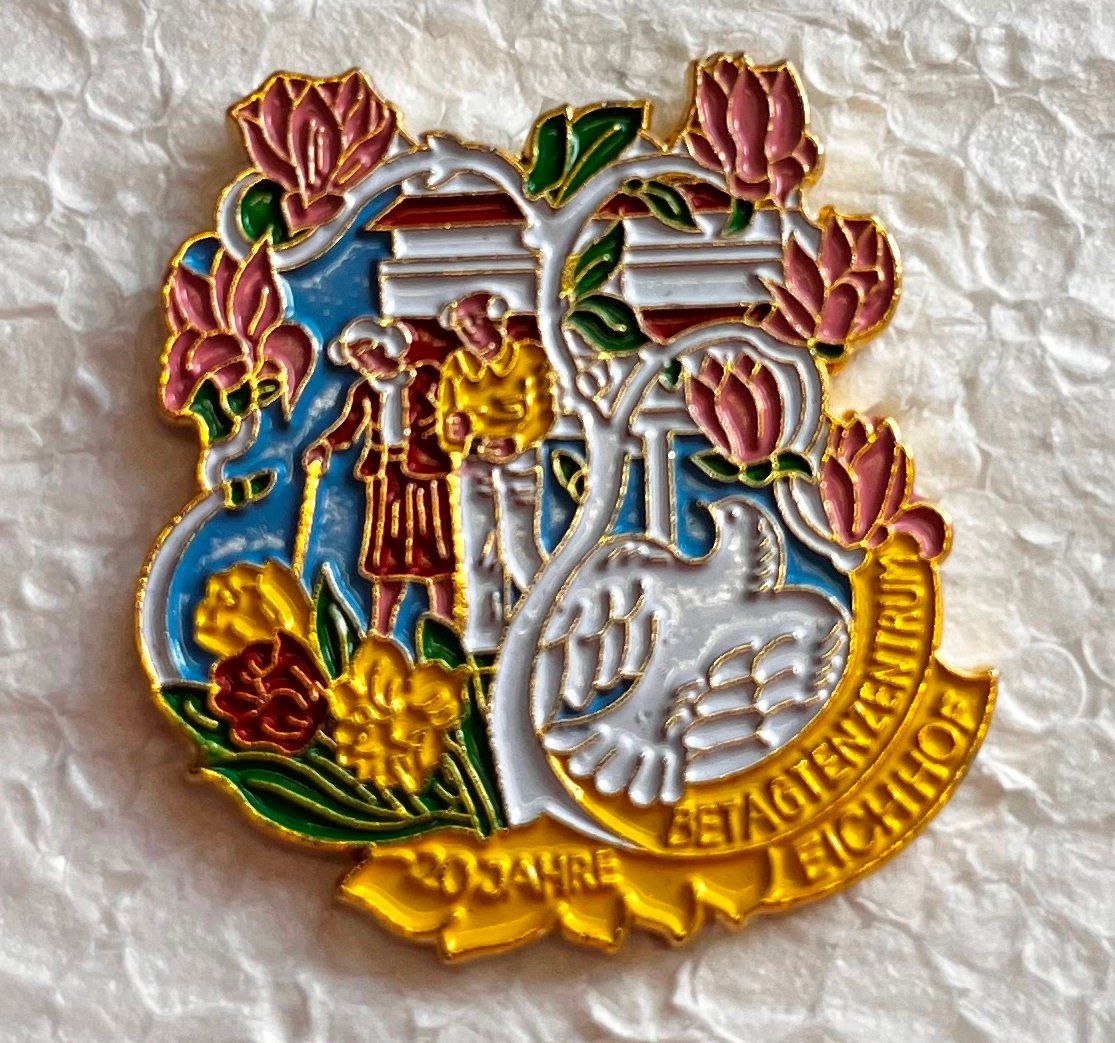 Plaketten & Abzeichen: Pin Simone Erni - Betagtenzentrum Eichhof – Gebraucht aus Obernau von Wgnom