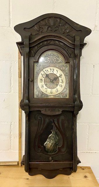 Montres: Prunkvolle Jugendstil-Wanduhr mit Halbstundenschlag – D'occasion à St. Niklausen LU par Seepferd11
