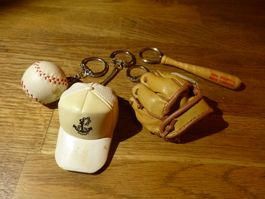Baseball Schlüsselanhänger Cap Handschuh Ball Schläger