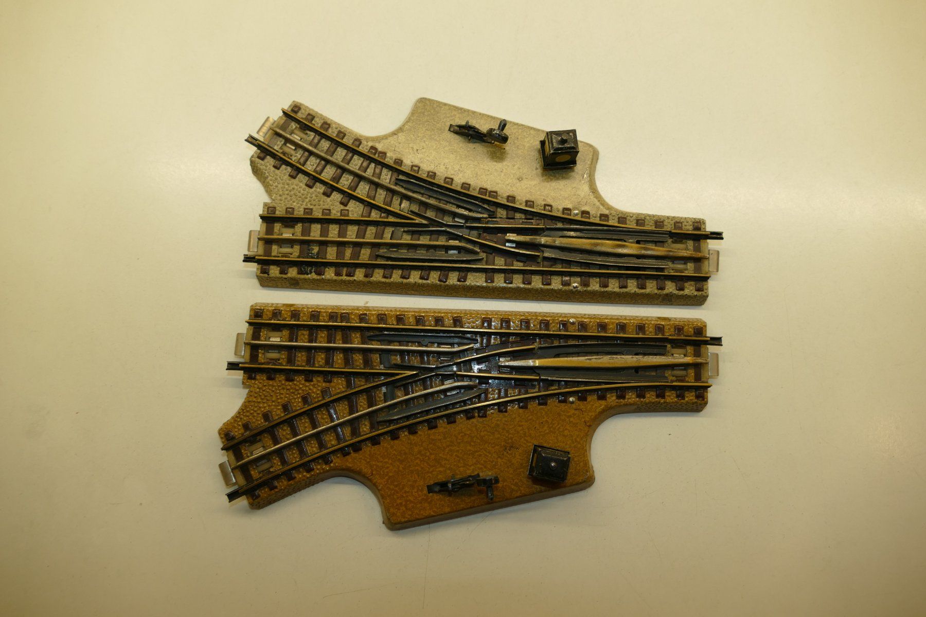 Märklin Modellini di ferrovie: Märklin H0: Uraltgleis-Handweichenpaar Einheit 2 – Usato da Niederhasli venduto da rail-duerst