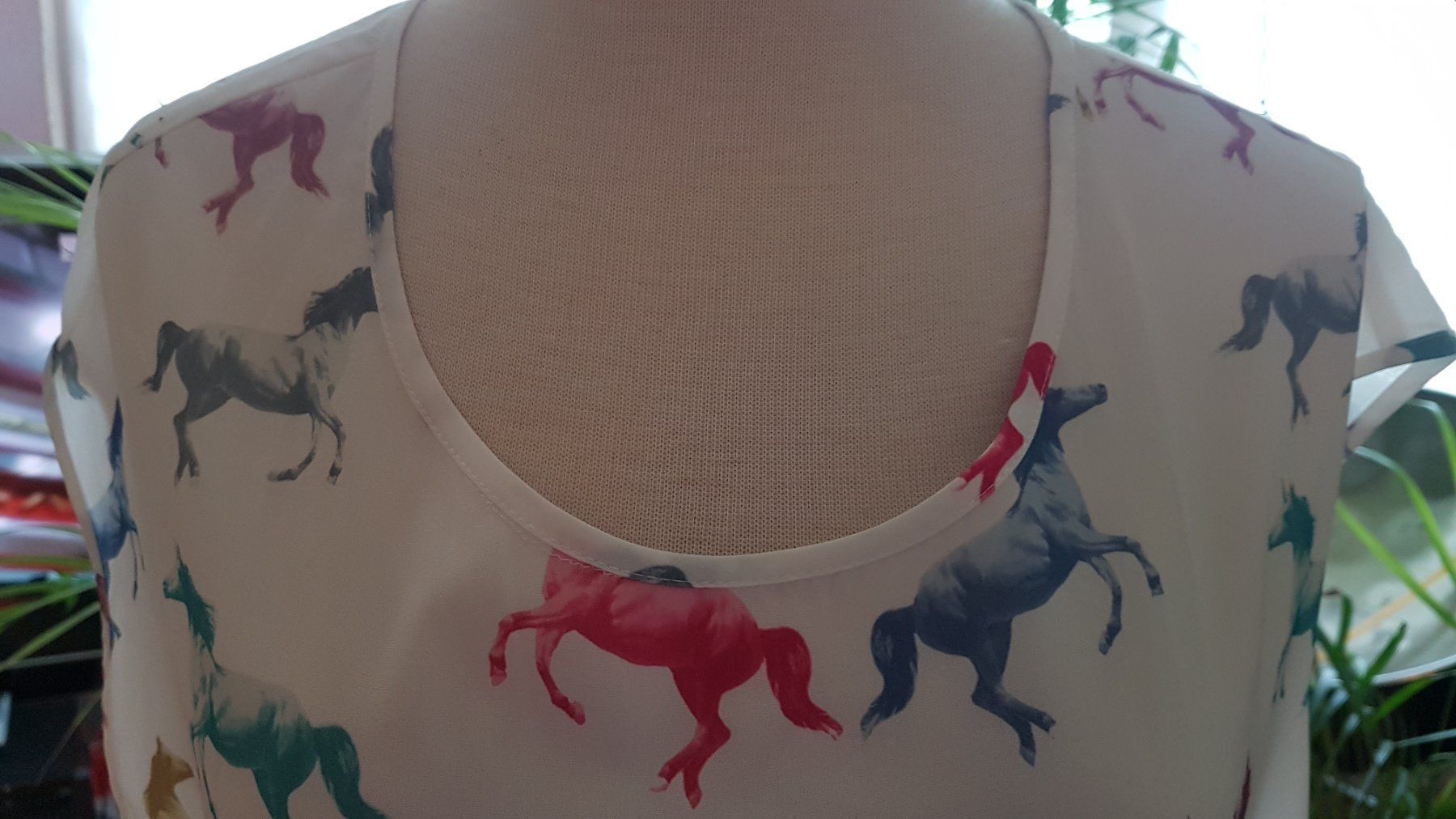 H&M Camicette: Weisse Sommerbluse mit Pferdemotiven – Nuovo (secondo la descrizione) da Oberengstringen venduto da Asteroid56 1