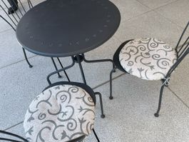 Tischset, mit Tisch und drei Stühlen, alles aus Metall