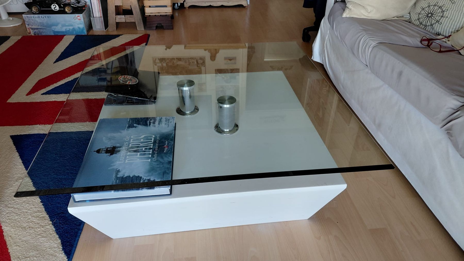 Tavoli: Salontisch Weiss mit Glassplatte – Usato da St. Gallen venduto da Ysera 1