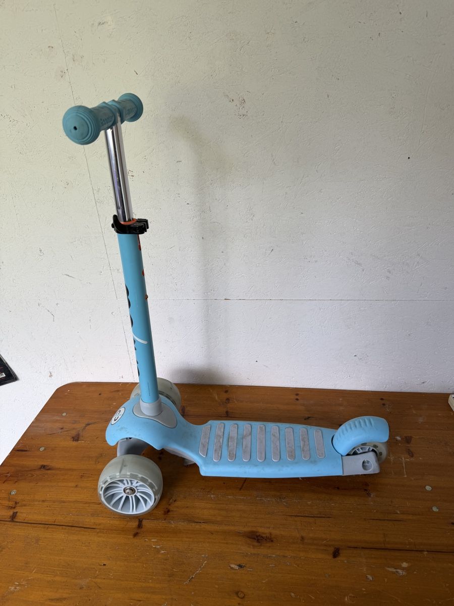 Veicoli per bambini: Trottinet Kinder Scooter 3-Rad mit LED-Rädern – Usato da Gurmels venduto da SwissShop21 1