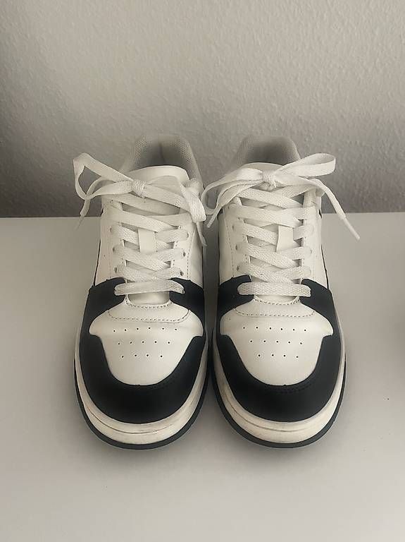 Scarpe da donna: Sneaker weiss/schwarz Gr. 38 Turnschuh – Usato da Reinach BL venduto da present4you 1