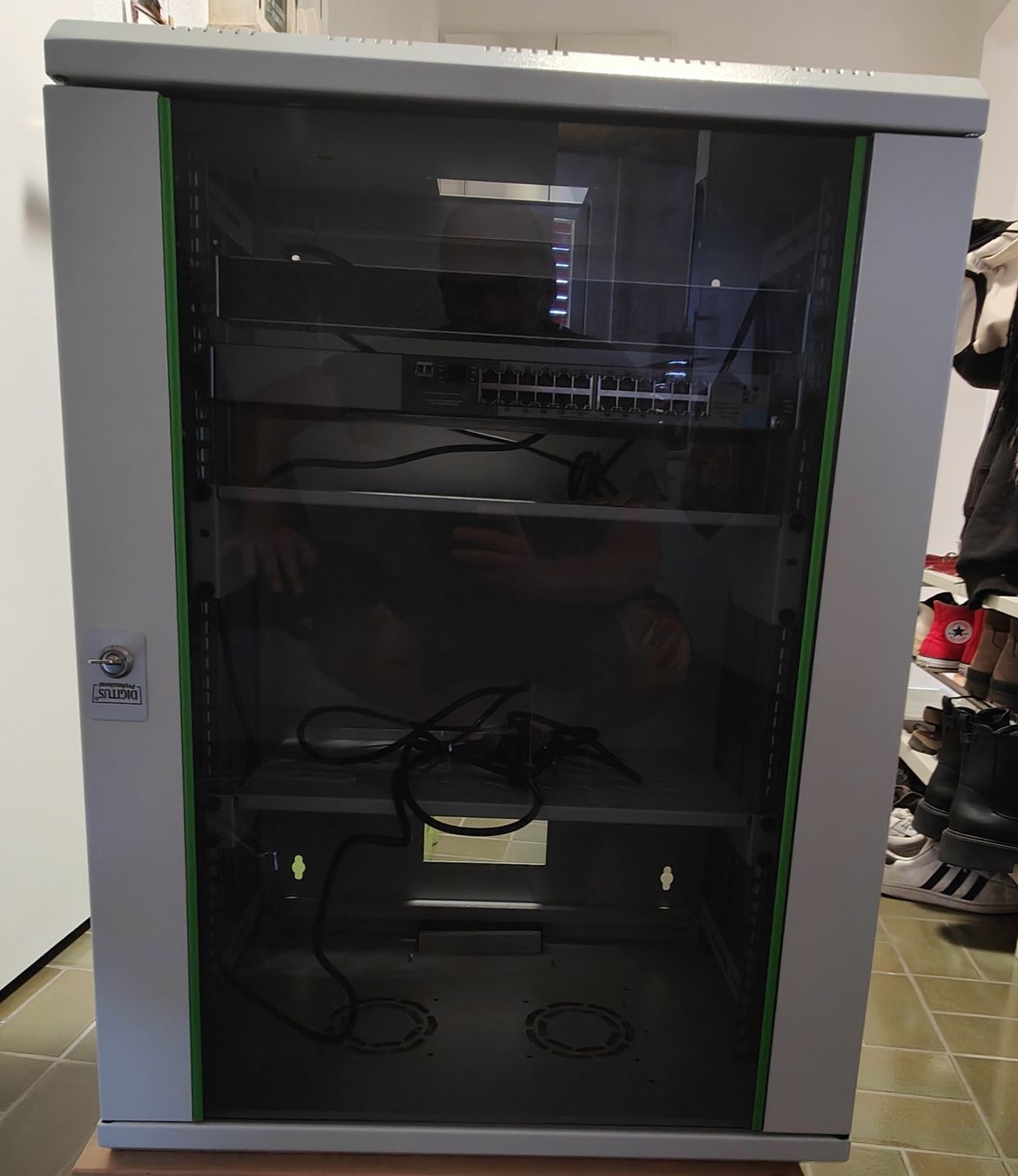 Racks & Supports: Netzwerk Rack 19zoll mit Hp Switch – D'occasion à Langnau i. E. par Michu-8 1
