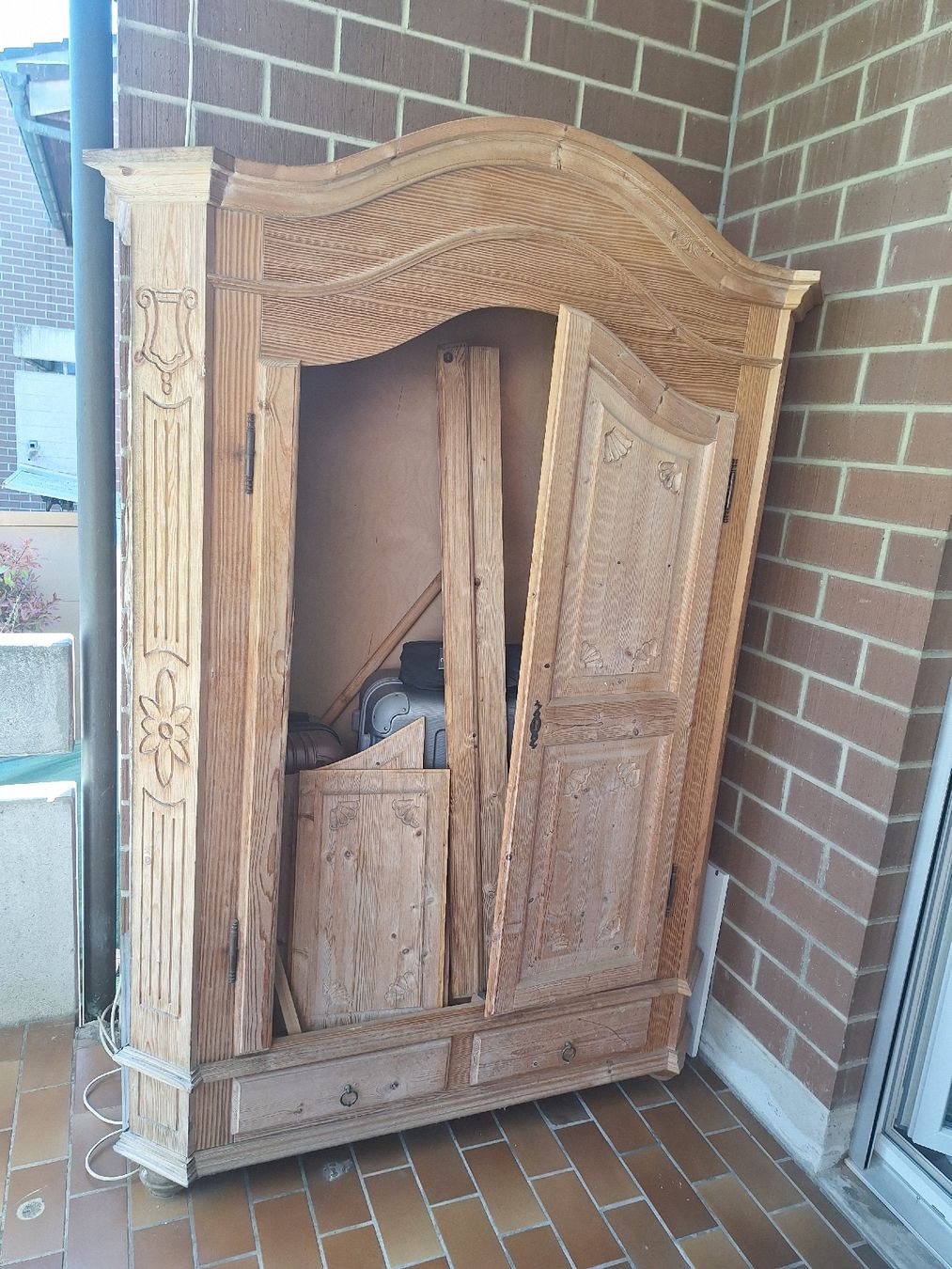 Armadi: Vintage Kleiderschrank,  rustikal – Difettoso da Ettingen venduto da Platzhirsch63