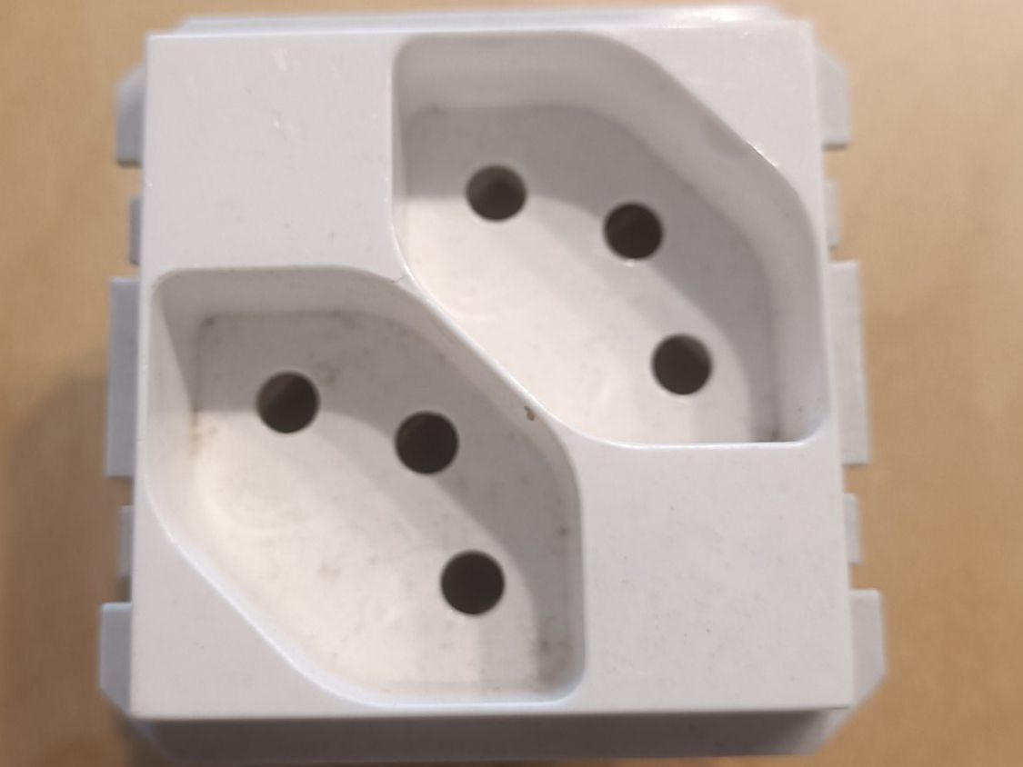 Legrand Spine: Steckdose Doppelt Legrand 571827, 10A 250V – Usato da Rudolfstetten venduto da Ivost