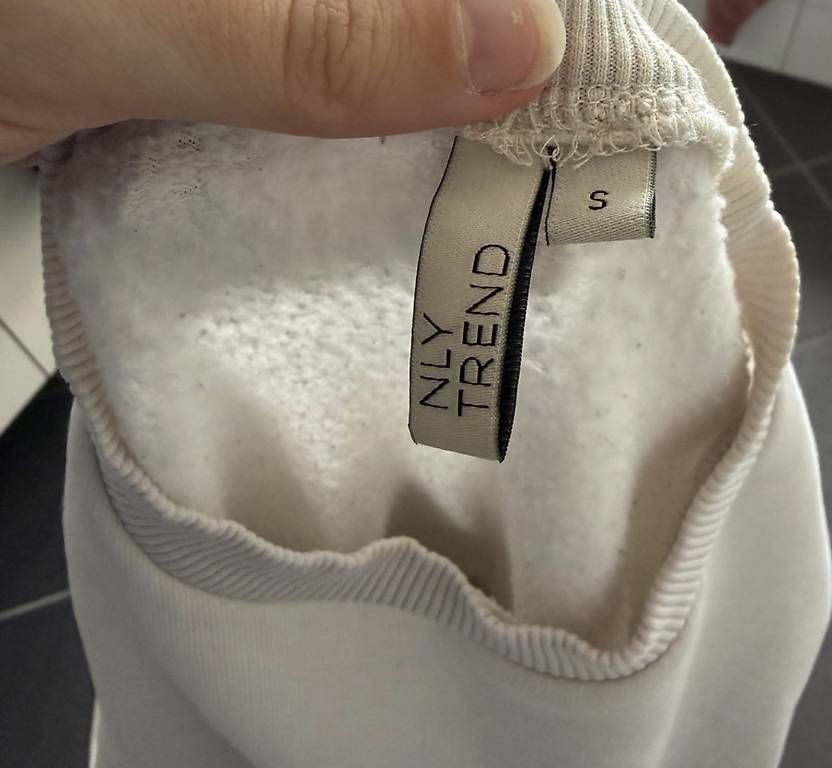 Maglioni & Felpe: Kurzes weisses Sweatshirt – Usato da Affeltrangen venduto da janaleiin 3