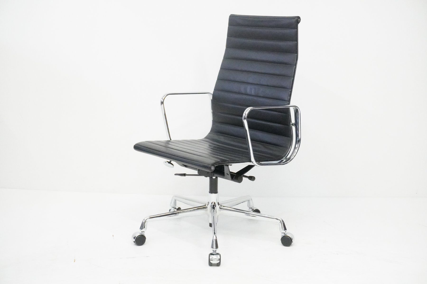 Vitra Sedie: Vitra Eames Alu Chair EA119 Leder Designklassiker – Usato da Bad Zurzach venduto da QLASSIQ 2