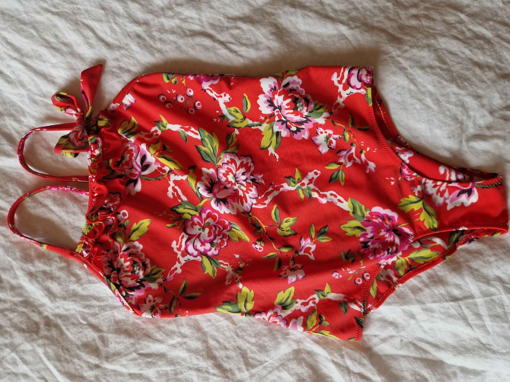 Badekleider & Bikinis: Roter Badeanzug mit Blumenmuster, Grösse 140, neuwertig – Gebraucht aus Gwatt (Thun) von Letzte-Chance-III