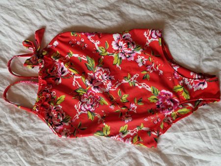 Roter Badeanzug mit Blumenmuster, Grösse 140, neuwertig