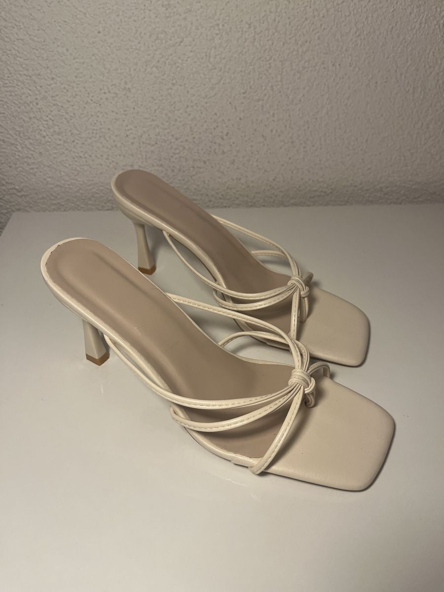 Scarpe da donna: Creme Beige Mules mit Absatz – Usato da Oetwil a.d. Limmat venduto da Onaledi