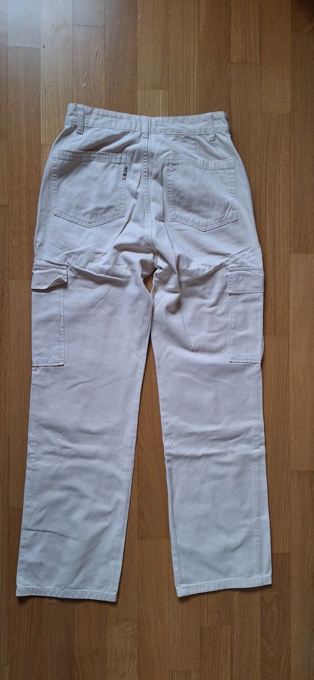 Stradivarius Pantaloni: Stradivarius, pantalon cargo, écru – Nuovo (secondo la descrizione) da Lussery-Villars venduto da pousinete02 1
