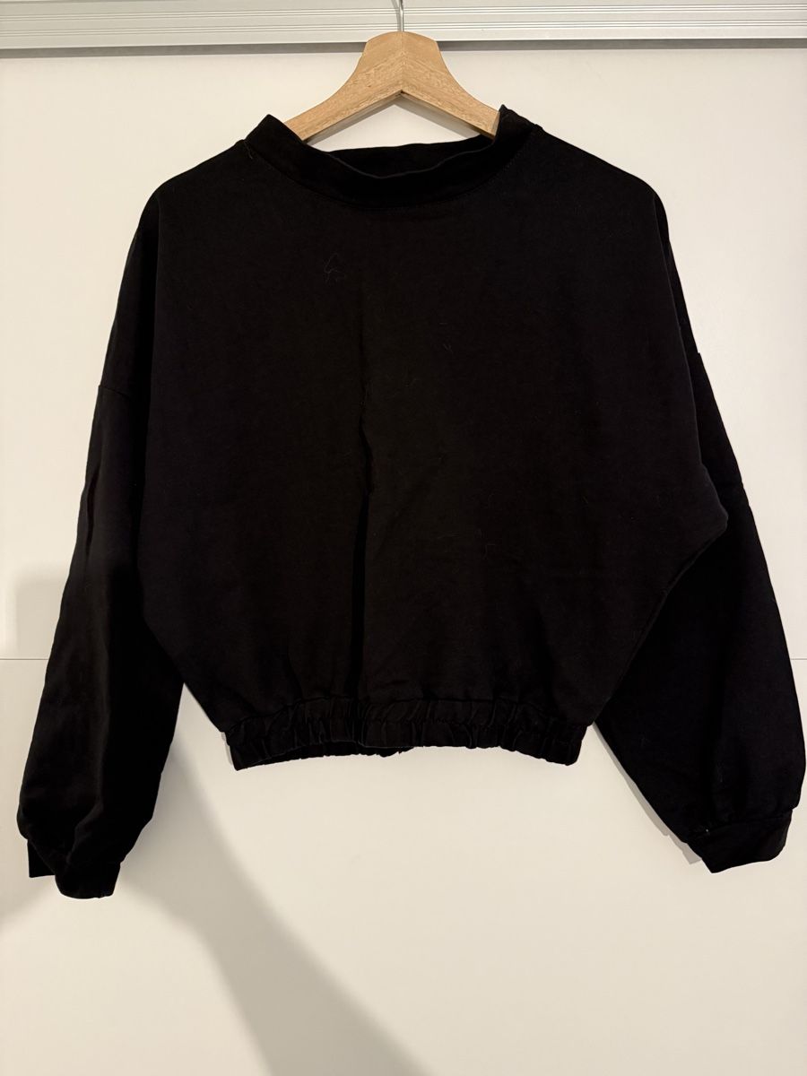 Pulls & Sweat-shirts: Schwarzer Cropped Pullover, Grösse M – D'occasion à Rebstein par Tuerkii