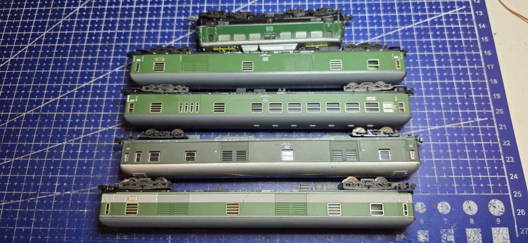 Arnold Trains électriques: Arnold DB E40 mit 4 personenwagen Analog – D'occasion à Hochfelden par Danizh0 2