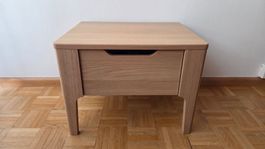 Zwei Nachttische aus Holz