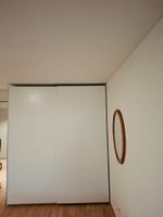 Schwebetürenschrank - gut erhalten, schlicht und funktional