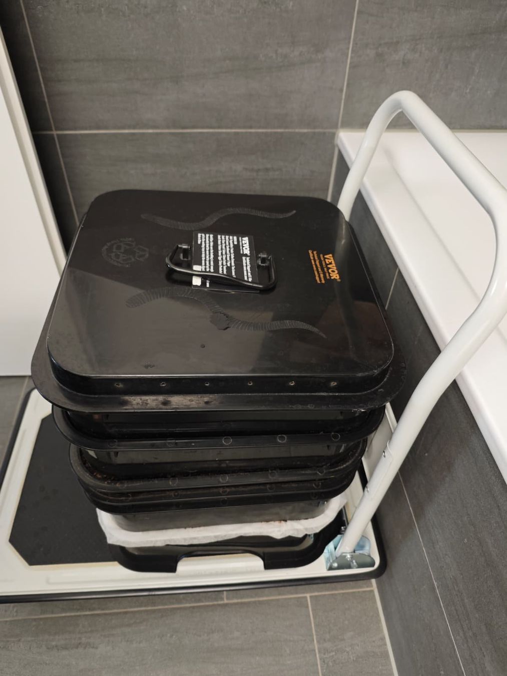 Coffres de rangement: Red wiggler worms + VEVOR 5-Tray Worm Composter tower – D'occasion à Dübendorf par Olenaaa 6