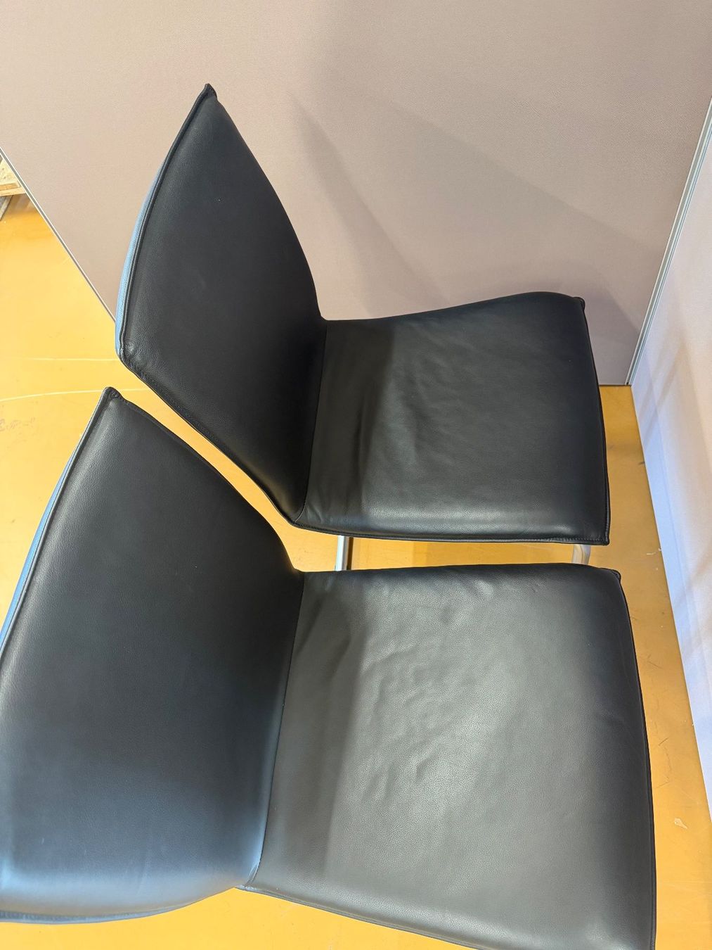 Chaises: 2 Stühle Lederoptik Schwarz  Gebraucht – D'occasion à Dietlikon par ComdatAG 4