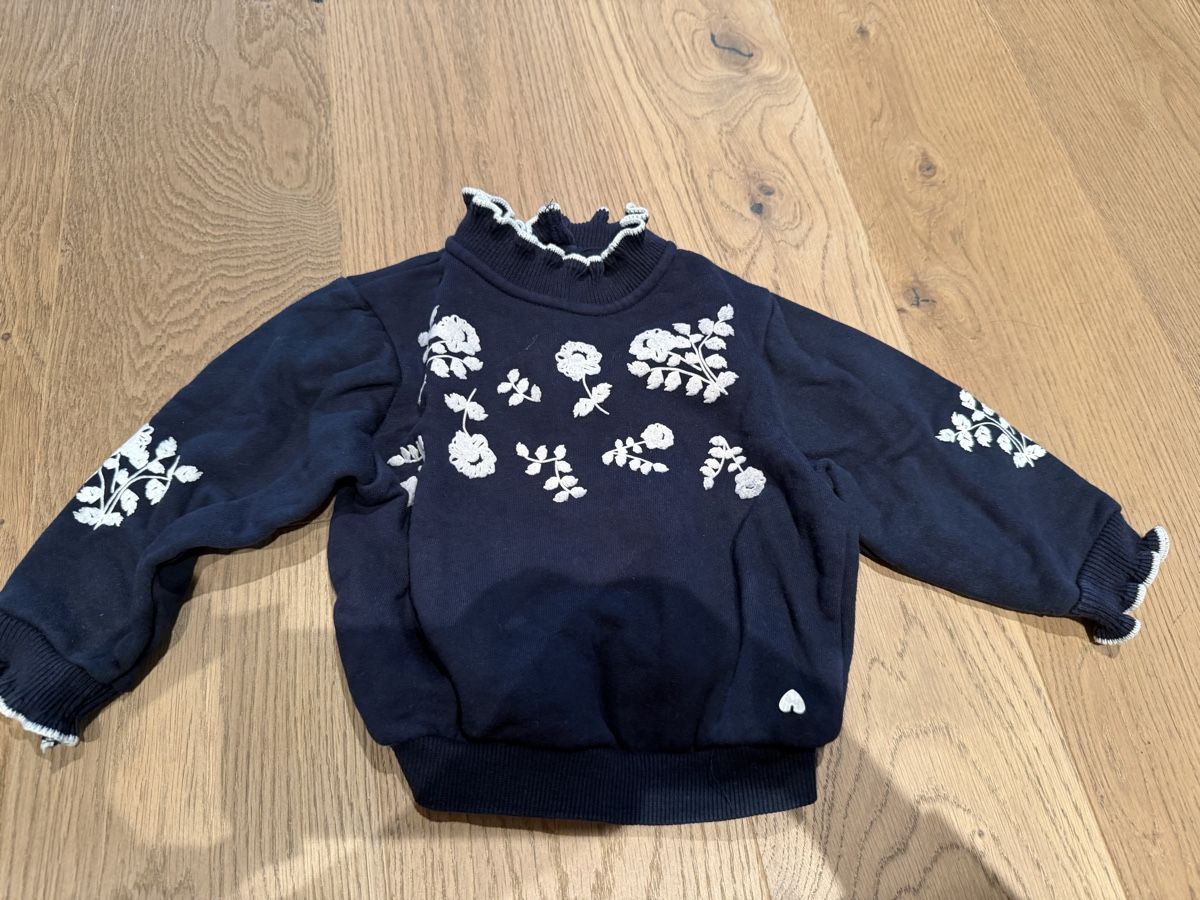 Tartine et Chocolat Maglioni & Felpe: Tartine et Chocolat Pullover Grösse 2A mit Blumenstickerei – Usato da Küsnacht ZH venduto da ToddyGinger