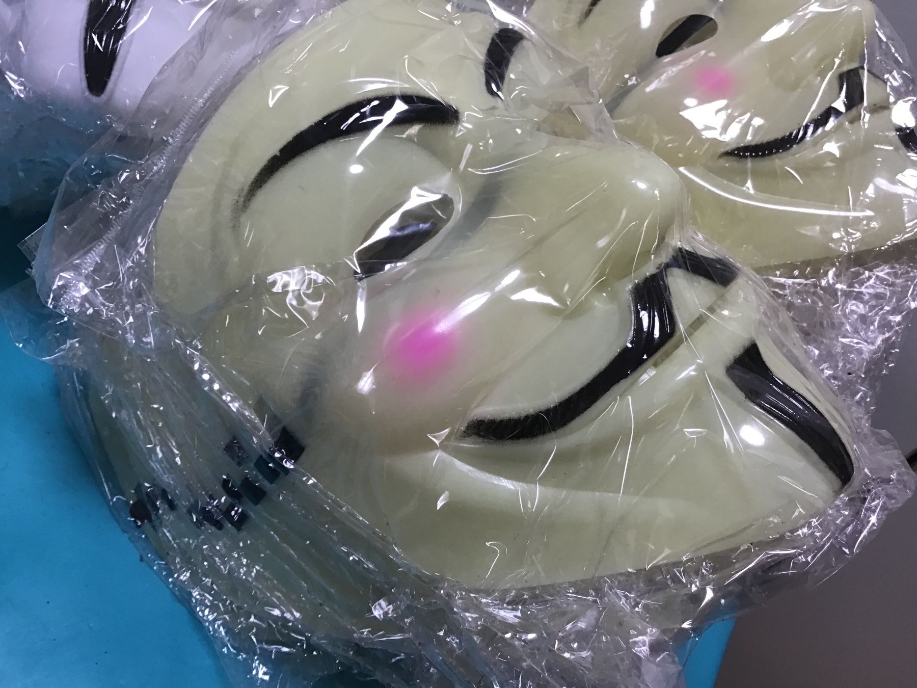 Masques: 37 masques anonymous, vendetta, Guy Fawkes – Neuf avec emballage d'origine à Lausanne par topthai 1