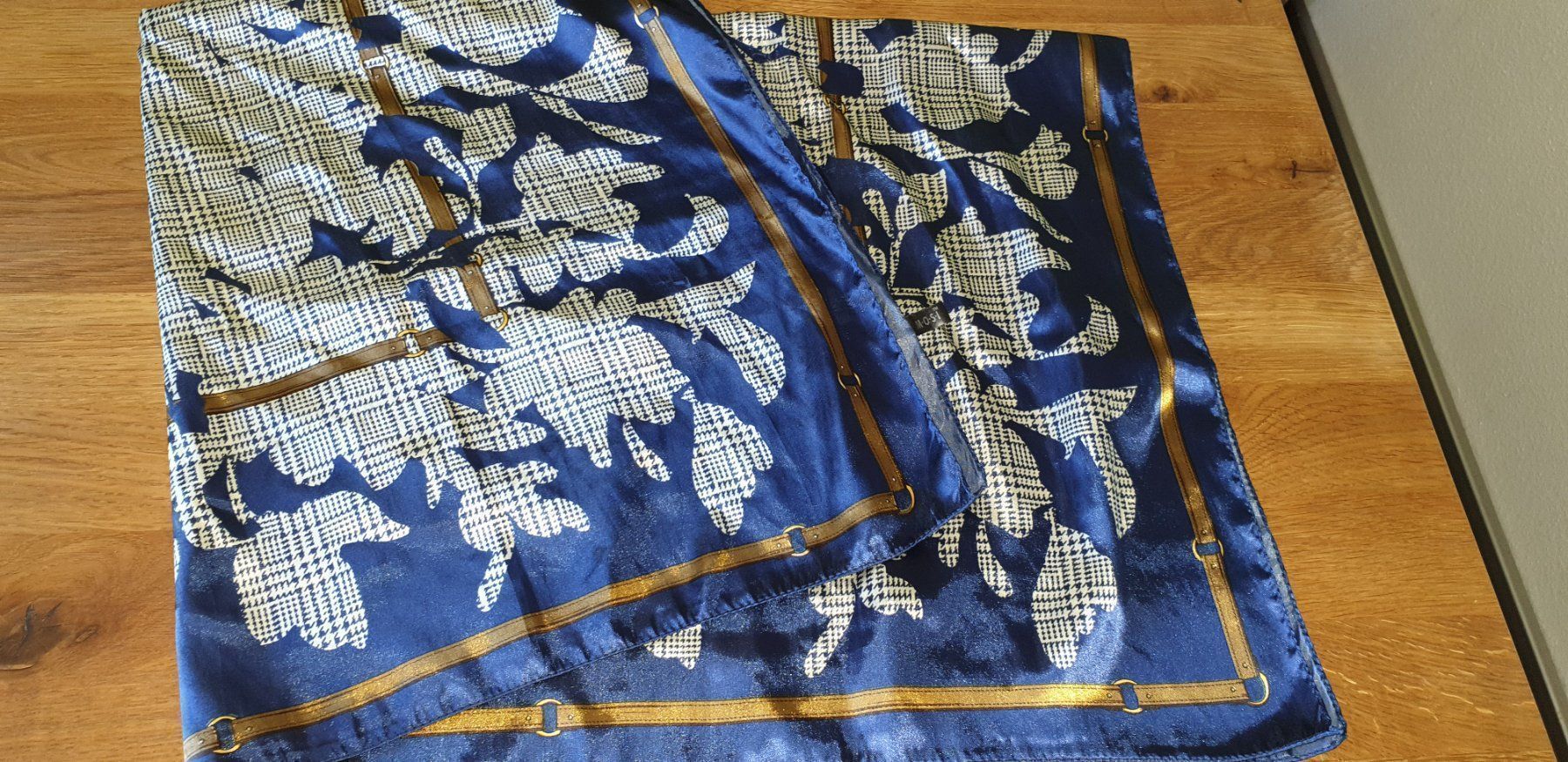 Foulard & Sciarpe: Foulard nicht Hermès + Hermès Box gratis dazu – Usato da Gwatt (Thun) venduto da Letzte-Chance-III
