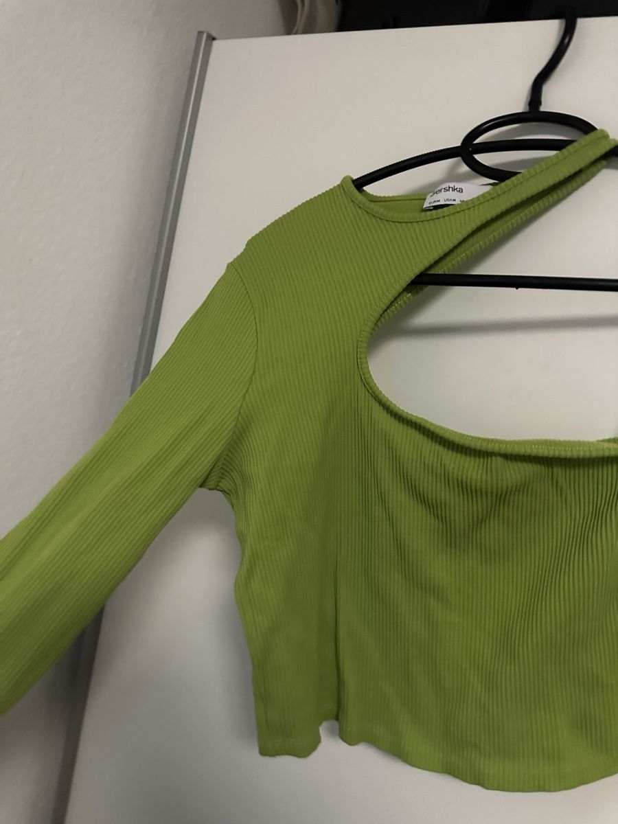 Bershka Top: Grünes einarmiges Langarm-Shirt Gr. S mit Cut-Out – Nuovo (secondo la descrizione) da Zürich venduto da kri_hy6t